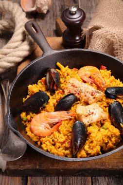 paella deniz ürünleri ve pirinç ile