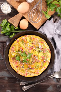 omlet salam ve sebze ile