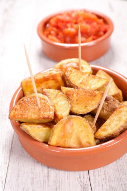 kavrulmuş patates ve baharatlı domates sosu