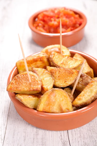 Pommes de terre rôties et sauce tomate épicée — Photo