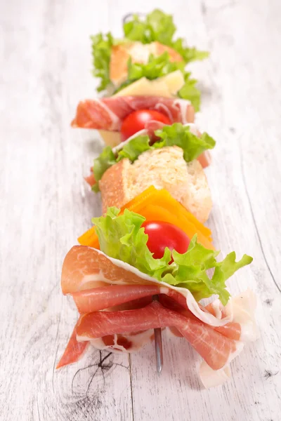 Bocadillo con jamón en pincho — Foto de Stock