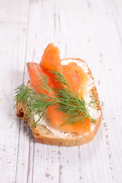 Хлеб с сыром и лососем — стоковое фото