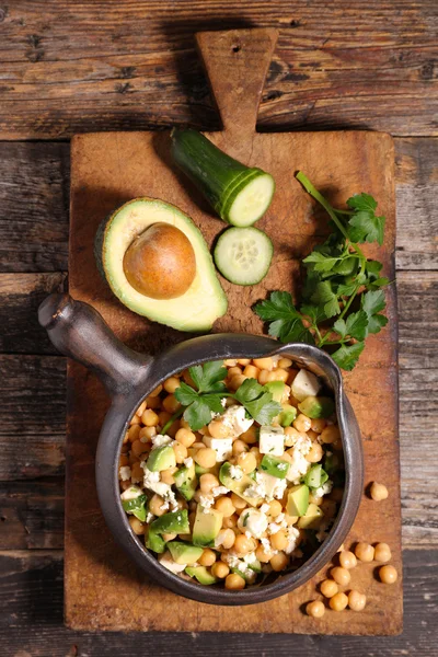 Avokado ile nohut salatası — Stok fotoğraf
