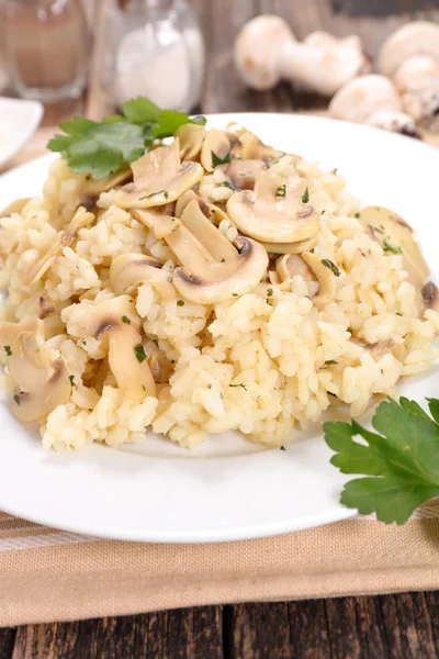 Veganes Risotto mit Pilzen — Stockfoto