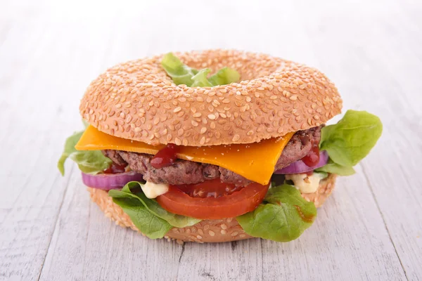 Hamburguesa con carne de res y verduras —  Fotos de Stock