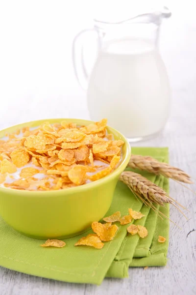 Desayuno de copos de maíz con leche —  Fotos de Stock