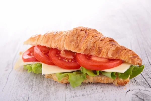Croissant sandwich with cheese and vegetables — Stock Photo, Image