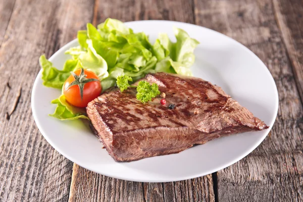 Rindfleisch vom Grill mit Gemüse — Stockfoto