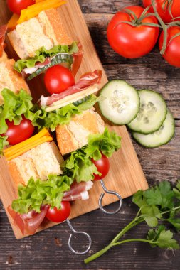 sandviç şiş üzerinde jambon ile