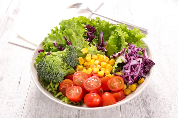 Райдужний салат, вегетаріанська миска — стокове фото