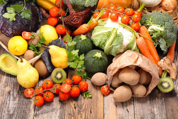Samenstelling met groenten en fruit — Stockfoto