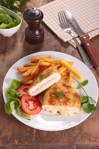 Cordon bleu patates kızartması ile — Stok fotoğraf