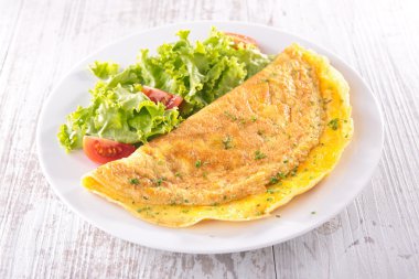 omlet sebze salatası ile