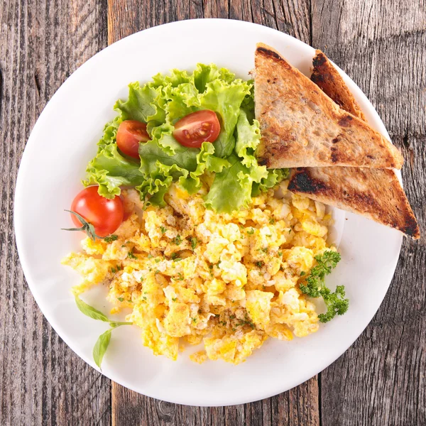 炒鸡蛋和烤面包一起吃早餐 — 图库照片