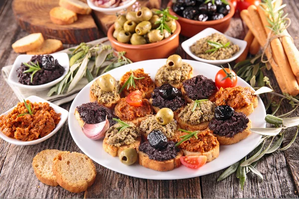 Tartina con olive e tapenade — Foto Stock