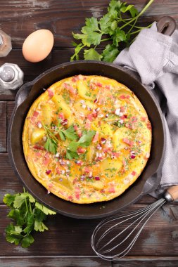 Sebze ve jambonlu omlet.