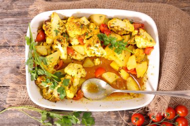 pişmiş sebze karnabahar ve krema ile