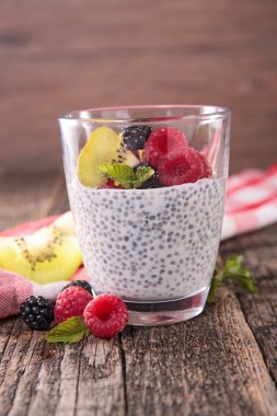 Chia puding ve berry meyve