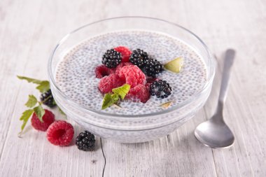Chia puding ve berry meyve