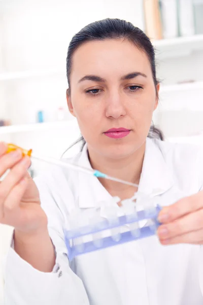 Female researcher with glass equipment in the lab. — Stock Photo, Image