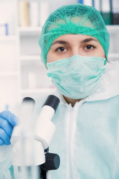 Donna che lavora con un microscopio in laboratorio . — Foto Stock