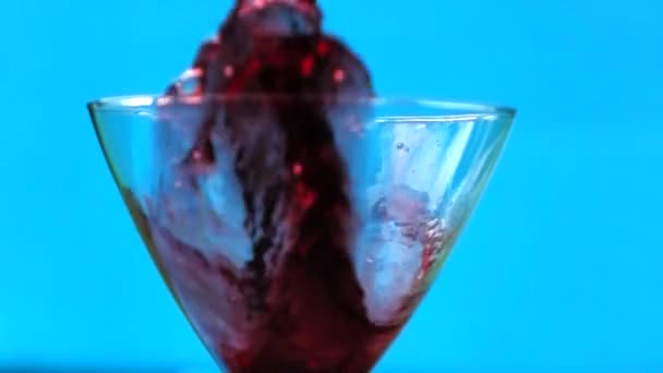 Eis fällt in Zeitlupe in Cocktailglas mit Alkohol — Stockvideo