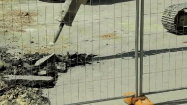 Asfalt inşaat sahasında jackhammer aracıyla yıkan