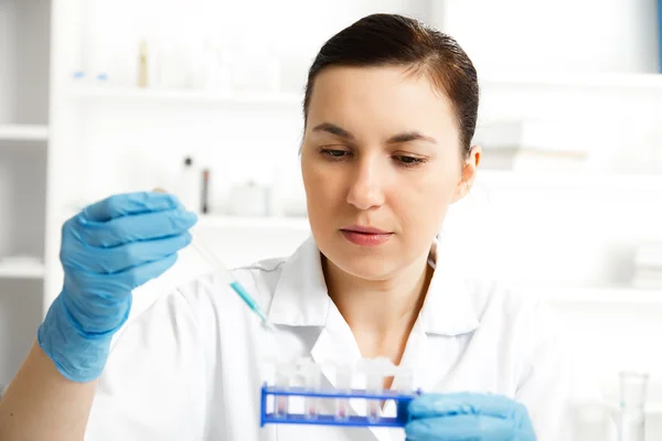 Científica Analizando Muestra En Laboratory.laboratory asistente analizando una muestra . — Foto de Stock