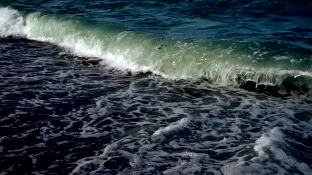 Riesige blaue Ozeanwelle, die in Zeitlupe bricht — Stockvideo