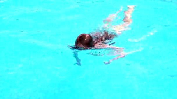 Young Girl in the Swimming Pool — Stock Video