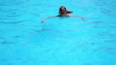 Yüzme havuzunda genç kız