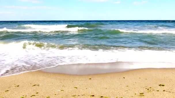 Ωκεανό θαλασσινό τοπίο φυσικού κάλλους με μεγάλο κύμα με συντριβή στην αμμώδη ακτή. Όμορφο μπλε ουρανό στη θάλασσα. — Αρχείο Βίντεο