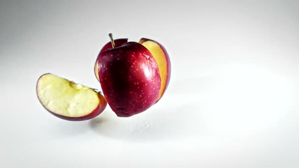 Красное яблоко, падающее медленно — стоковое видео