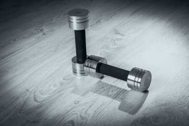 Ahşap arka plan üzerinde iki Bayanlar halter