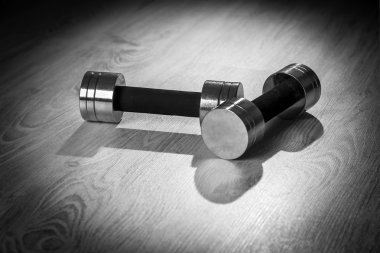 Ahşap arka plan üzerinde iki Bayanlar halter