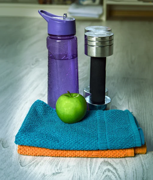 Hälsosam mat. Vatten, äpple på trä bakgrund — Stockfoto