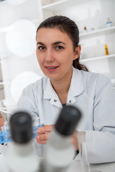 Female Scientist Analyzing Sample In Laboratory.laboratory assistant analyzing a sample. — Stock Photo, Image