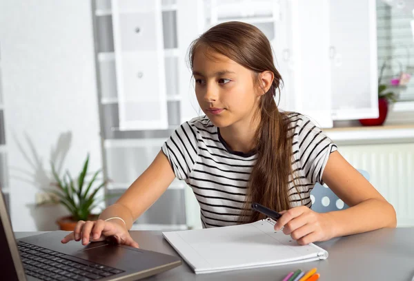 Schönes Mädchen bei der Arbeit an ihrem Schulprojekt zu Hause. — Stockfoto