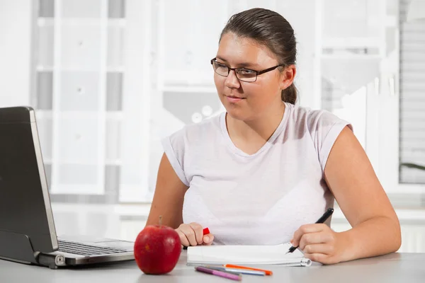 Vacker flicka arbetar på hennes skola projekt hemma. — Stockfoto