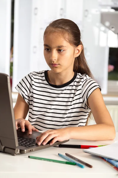 Schönes Mädchen bei der Arbeit an ihrem Schulprojekt zu Hause. — Stockfoto