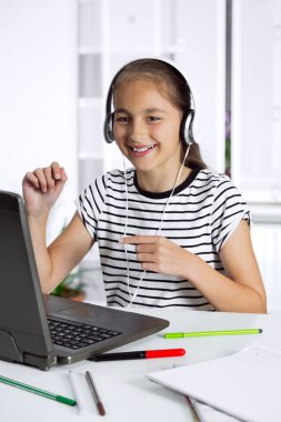 güzel bir kız evde okul projesi üzerinde çalışıyor.