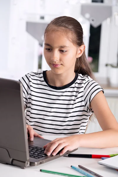 Hermosa chica trabajando en su proyecto escolar en casa . — Foto de Stock