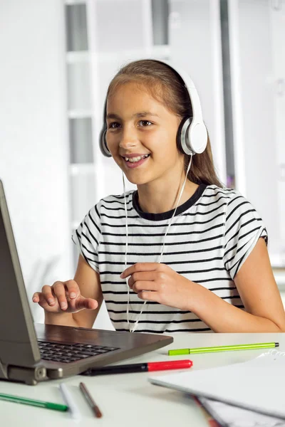 Menina bonita trabalhando em seu projeto escolar em casa . — Fotografia de Stock