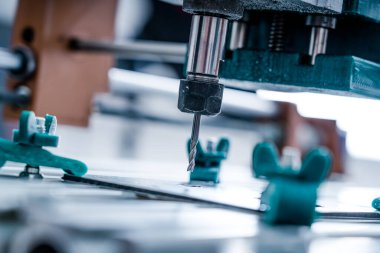 CNC Değirmen Makinesi alüminyum bölümü kesiyor. CNC Değirmen Makinesi detaylar üzerinde çalışıyor.