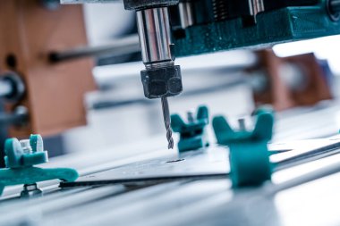 CNC Değirmen Makinesi alüminyum bölümü kesiyor. CNC Değirmen Makinesi detaylar üzerinde çalışıyor.