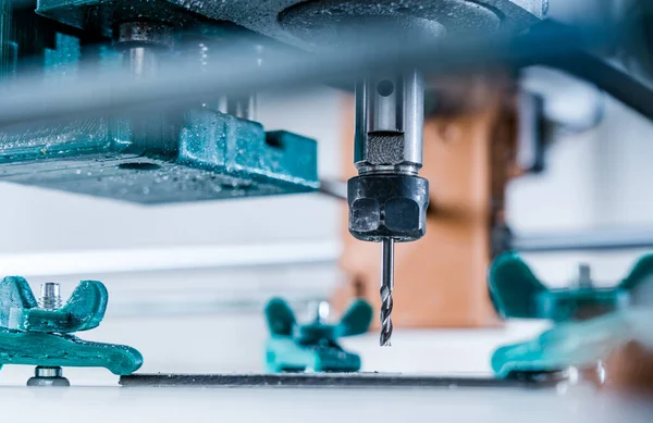 CNC Değirmen Makinesi alüminyum bölümü kesiyor. CNC Değirmen Makinesi detaylar üzerinde çalışıyor.