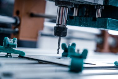 CNC Değirmen Makinesi alüminyum bölümü kesiyor. CNC Değirmen Makinesi detaylar üzerinde çalışıyor.