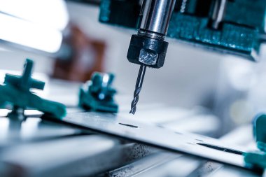 CNC Değirmen Makinesi alüminyum bölümü kesiyor. CNC Değirmen Makinesi detaylar üzerinde çalışıyor.