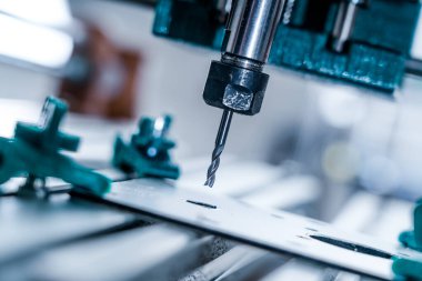 CNC Değirmen Makinesi alüminyum bölümü kesiyor. CNC Değirmen Makinesi detaylar üzerinde çalışıyor.