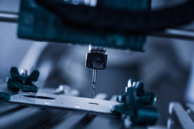 CNC Değirmen Makinesi alüminyum bölümü kesiyor. CNC Değirmen Makinesi detaylar üzerinde çalışıyor.